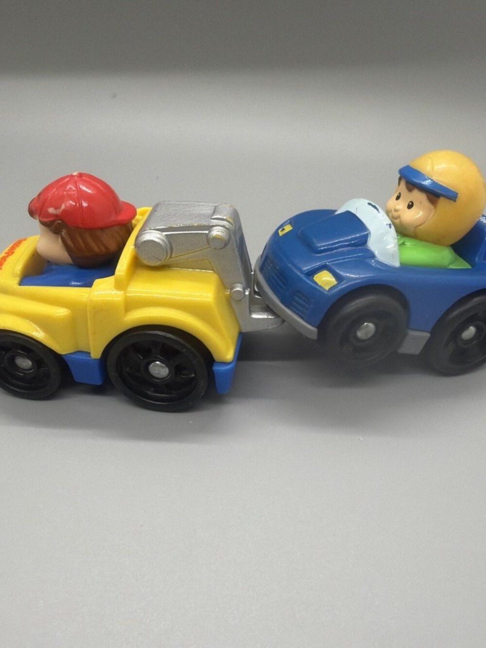 Fisher-Price Little People Wheelies 2009 Blu Race Car & Yellow Wrecker Car #J-14